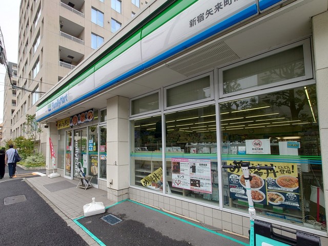 コンビニ　ファミリーマート新宿矢来町店（コンビニ）まで426m