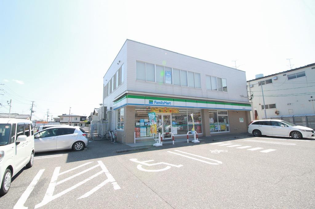 コンビニ　ファミリーマート新潟鐙西店（コンビニ）まで295m