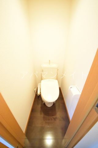 トイレ　落ち着いた色調のトイレです
