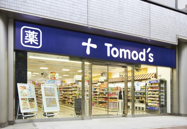 ドラックストア　トモズ茅場町店（ドラッグストア）まで379m