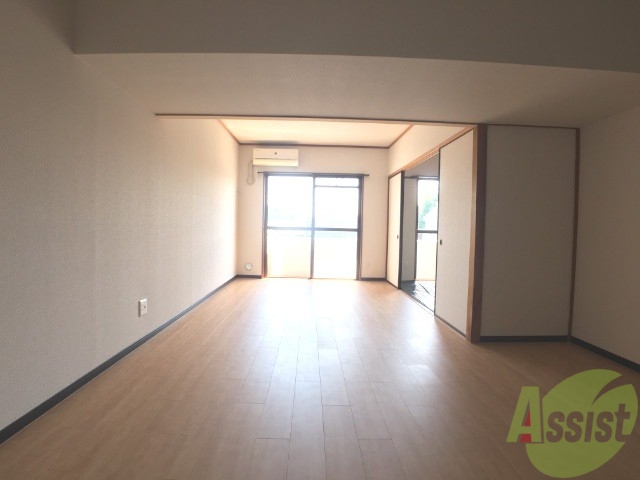 居室・リビング　広々としたお部屋で、明るい感じになっています