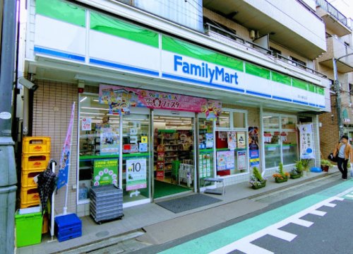 コンビニ　ファミリーマート 池ノ上駅北口店（コンビニ）まで72m