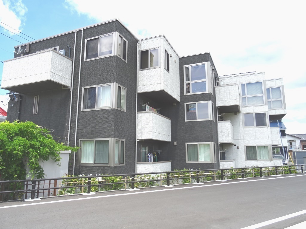建物外観　全部屋が角になる設計の建物です。