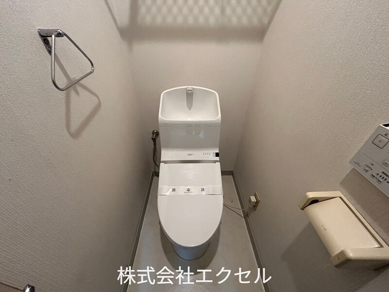 トイレ　温水便座付きです。