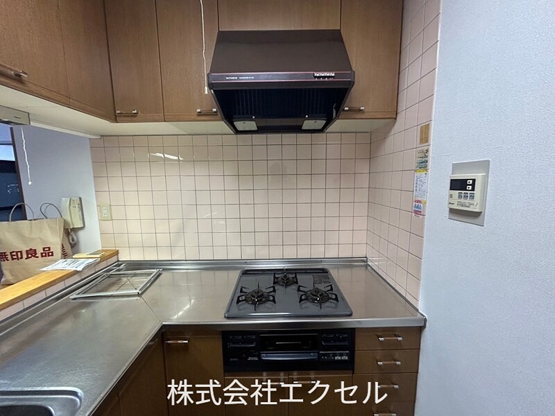 キッチン　3口コンロ付きです。
