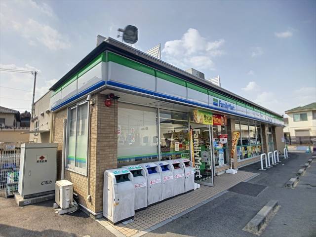 コンビニ　ファミリーマート（コンビニ）まで573m