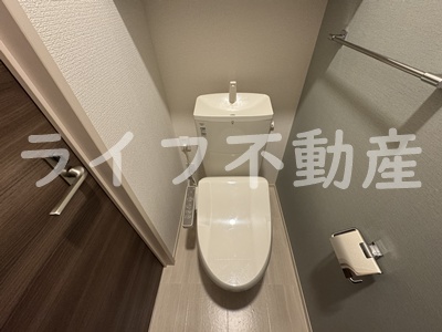 トイレ　落ち着いた色調のトイレです