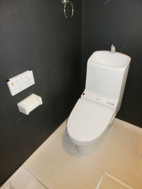 トイレ　温水洗浄機能付きのトイレです。