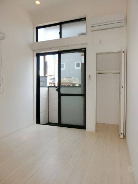 居室・リビング　ロフト付のお部屋は天井が高く開放感があります。