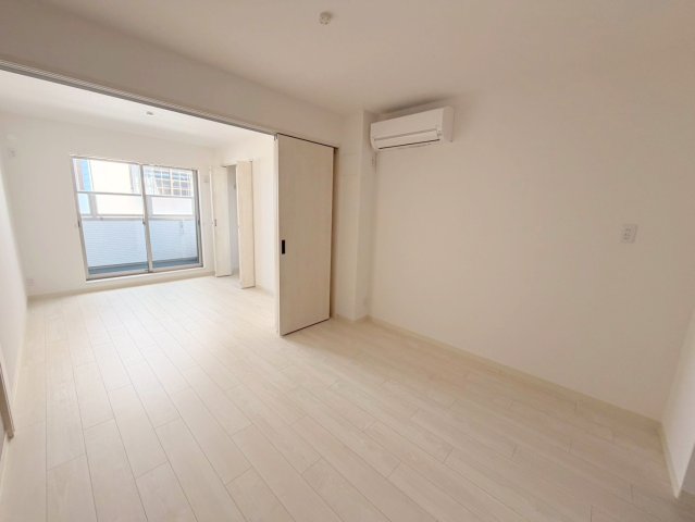 居室・リビング　白を基調とした内装でおしゃれで、落ち着ける空間です。