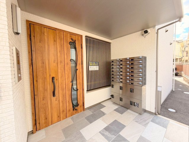 エントランス　オシャレなエントランスは安心のオートロック付きです。