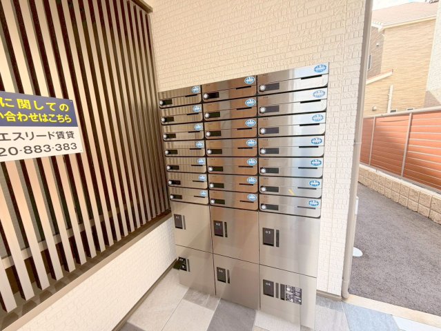 ロビー　ロビーにある各部屋毎のメールボックス。