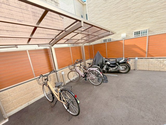 駐車場　敷地内にある駐輪場。雨の日にはうれしい屋根つきです。