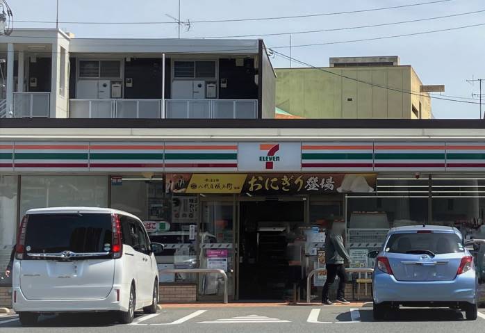 コンビニ　セブンイレブン（コンビニ）まで801m
