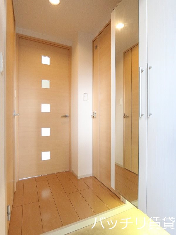 玄関　別号室タイプの為、現状を優先致します。