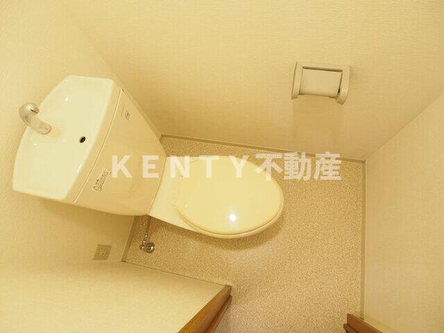 トイレ　落ち着いた色調のトイレです