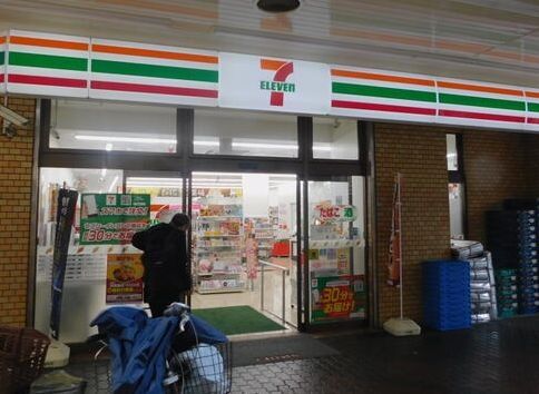 コンビニ　セブンイレブン川崎向河原駅前店（コンビニ）まで220m