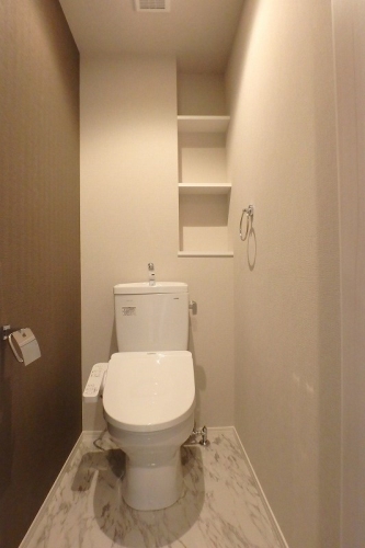トイレ　類似物件の写真を使用しており、イメージ図となります。配色等が