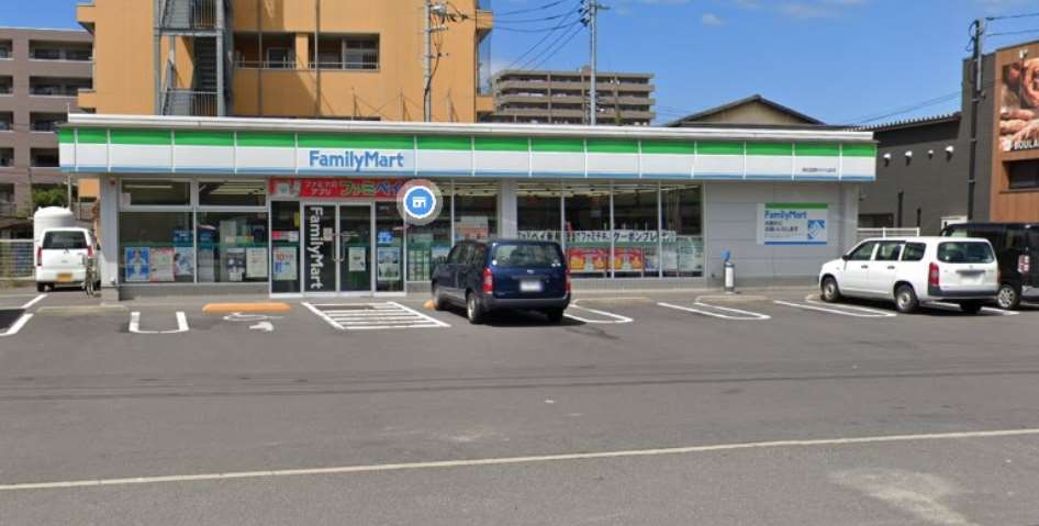 コンビニ　ファミリーマート（コンビニ）まで839m