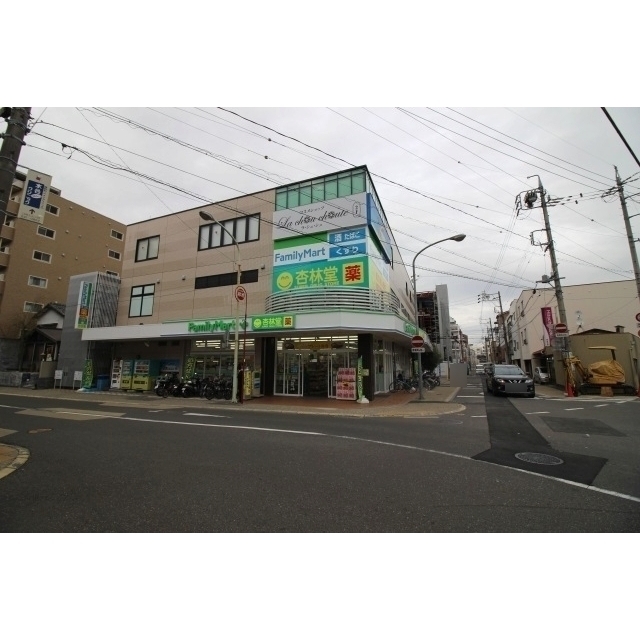 コンビニ　ファミリーマート　杏林堂静岡鷹匠店（コンビニ）まで120m