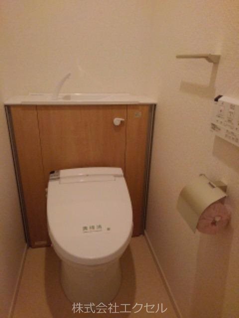 トイレ　温水洗浄便座完備です。