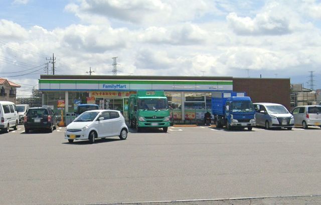 ドラックストア　ファミリーマート愛川中津店（ドラッグストア）まで700m