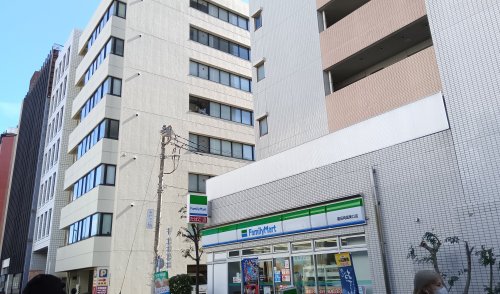 コンビニ　ファミリーマート 墨田両国東口店（コンビニ）まで20m