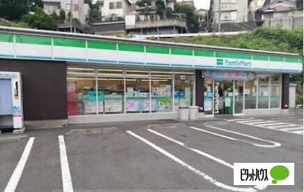 コンビニ　ファミリーマート鶴ヶ峰本町店（コンビニ）まで574m