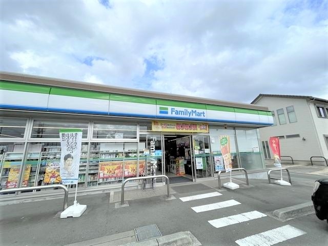 コンビニ　ファミリーマート伊勢上地店（コンビニ）まで488m