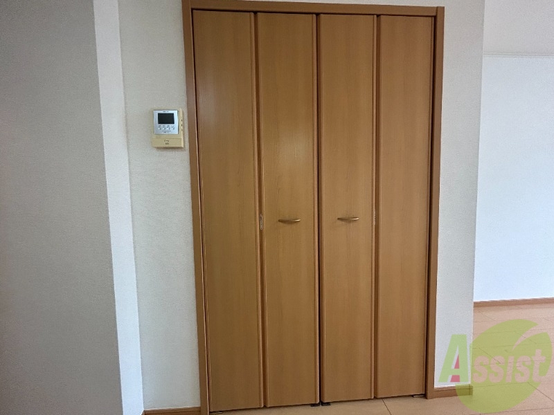 収納　洋室にあるクローゼットです。両開きになっています。