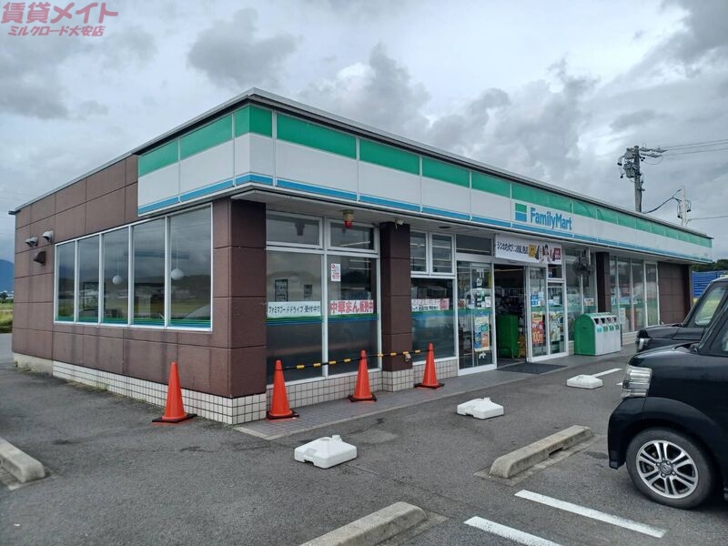 コンビニ　ファミリーマート菰野町福村店（コンビニ）まで374m