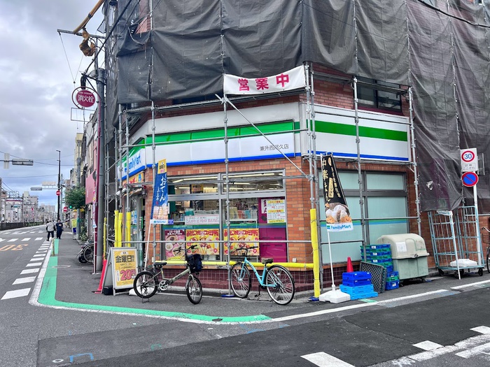 コンビニ　ファミリーマート（コンビニ）まで220m