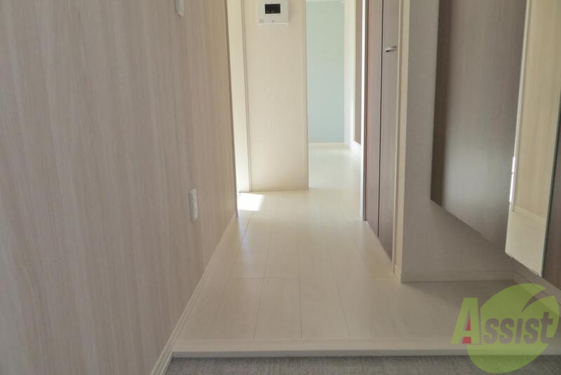 玄関　玄関から続く白いフローリング、お部屋が明るく見えいい感じです