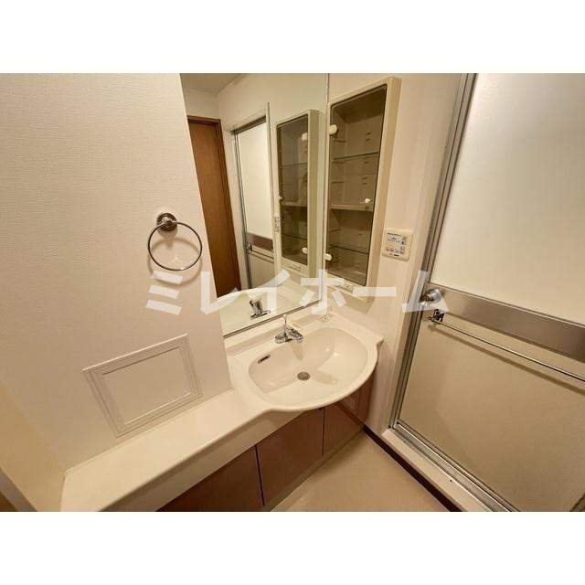 洗面設備　同建物内、別のお部屋の参考写真になります。