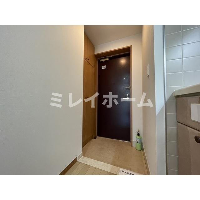 玄関　同建物内、別のお部屋の参考写真になります。