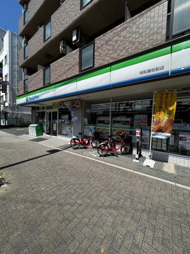 コンビニ　ファミリーマート 明和高校前店（コンビニ）まで405m