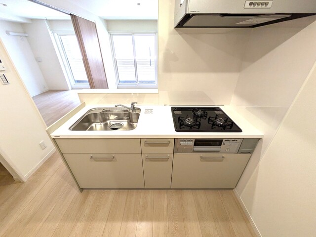 キッチン　３口コンロ付システムキッチン（同タイプ別号室参考写真）