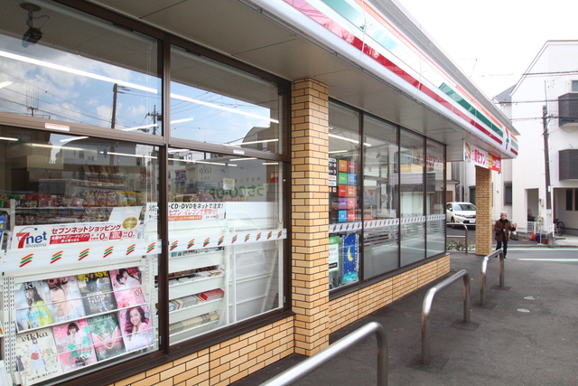 コンビニ　セブンイレブン（コンビニ）まで744m