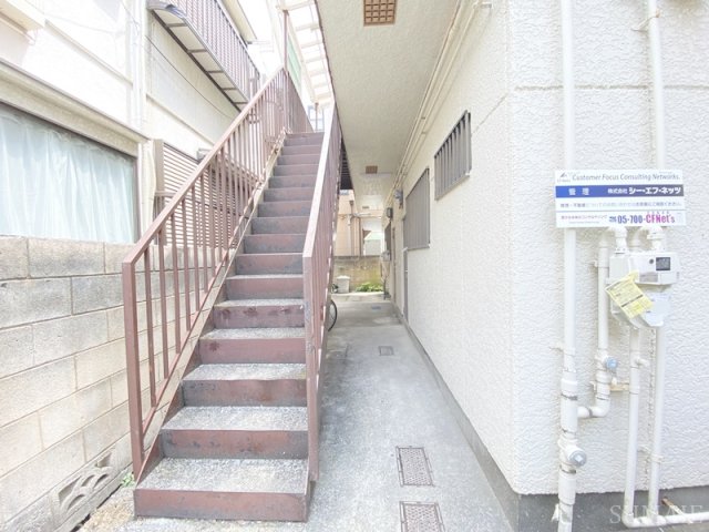 エントランス　こちらの階段で2階へ！