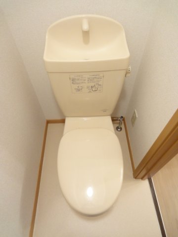 トイレ　落ち着いた色調のトイレです