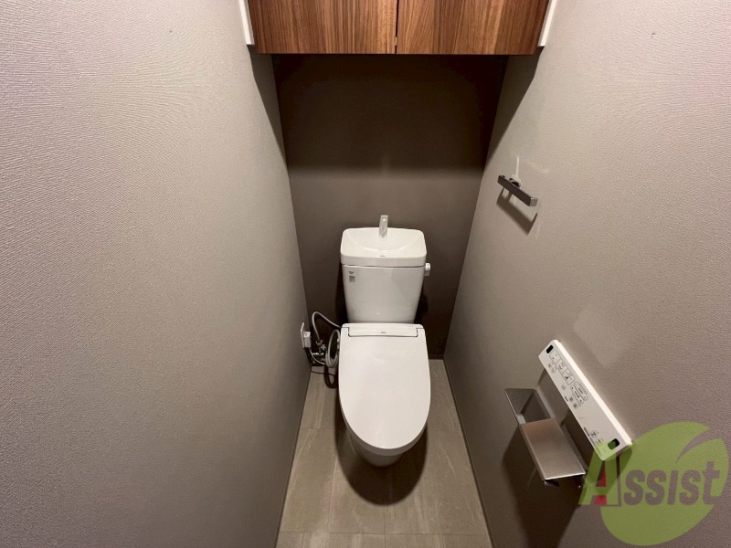 トイレ　トイレは収納スペースがあり備品を入れておくことができます。