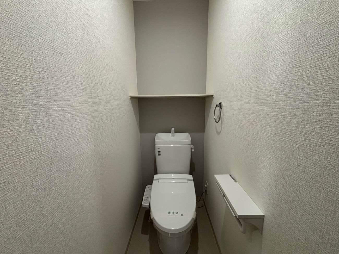 トイレ　収納棚付のトイレです