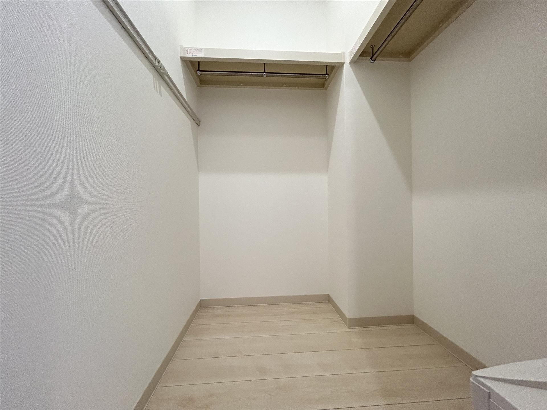 収納　収納力のあるウォークインクローゼットです