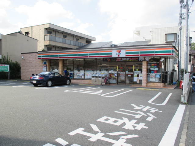 コンビニ　セブンイレブン藤沢朝日町店（コンビニ）まで305m