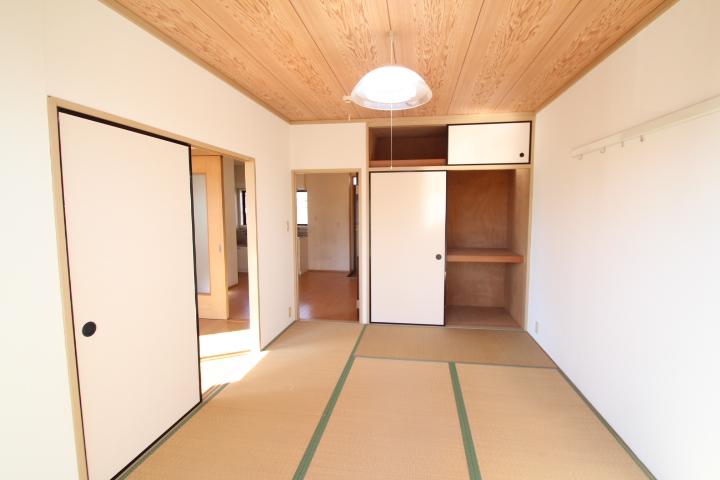 居室・リビング　落ち着いた雰囲気の和室付きです