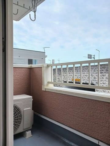 バルコニー　開放的で明るい空間を演出してくれるバルコニーです