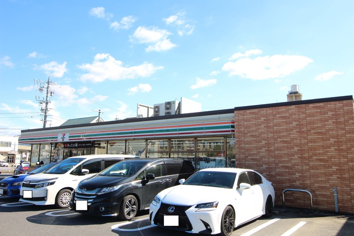 コンビニ　セブンイレブン（コンビニ）まで300m