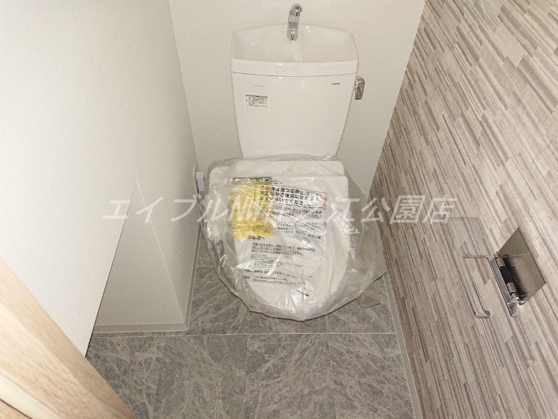 トイレ　建築中写真★奇数階と偶数階で壁クロスと床の色が異なります★