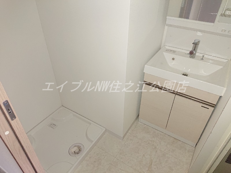 洗面設備　建築中写真★奇数階と偶数階で壁クロスと床の色が異なります★
