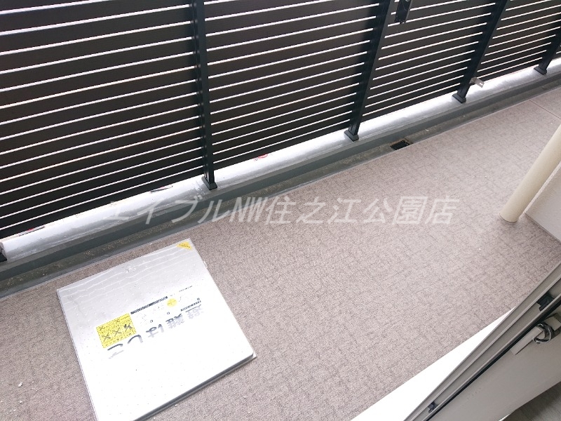 バルコニー　建築中写真★奇数階と偶数階で壁クロスと床の色が異なります★